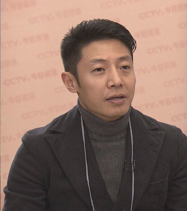 撒贝宁问院士:玩纸飞机哈口气有什么用?院士4字让小撒哑口无言