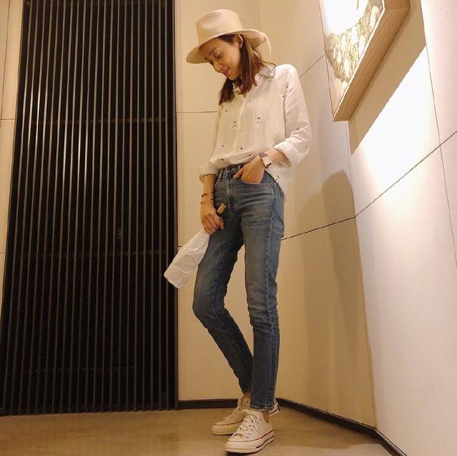 范玮琪身穿印花衬衫 牛仔裤,42岁嫩回22岁少女,网友:美腻了!