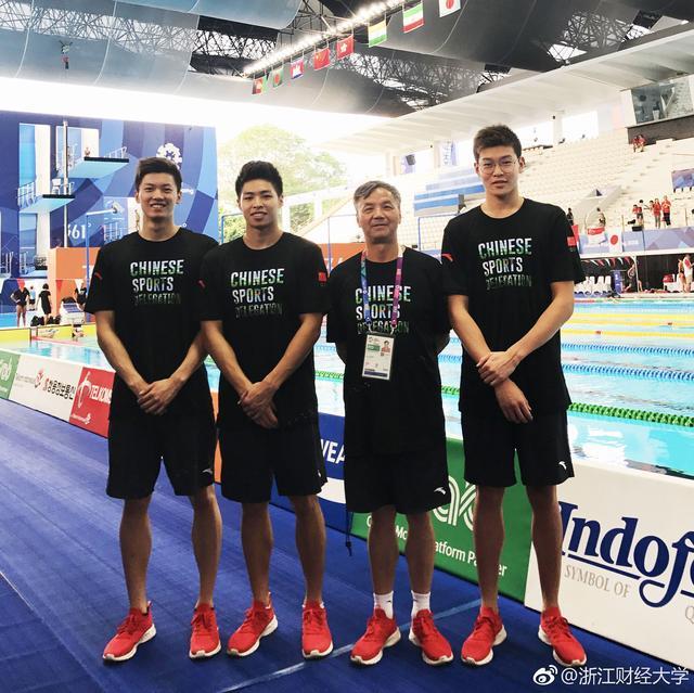 随着年龄的增长,何俊毅的身高在短短几年内便长到了1米95,同时他的