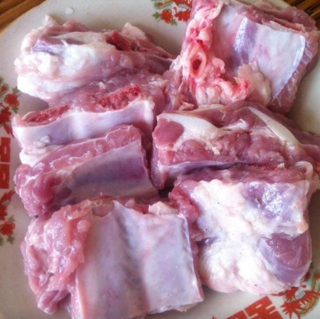 生炒排骨,"先煎后炒",这样可迅速封住肉汁,保持排骨嫩滑脱骨