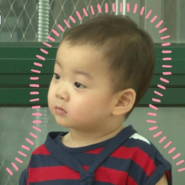 出自韩国的星二代宋民国,他的爸爸是韩国男演员宋一国三胞胎中的次子