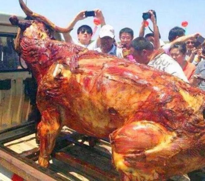 外国大叔烤头全牛,烤了近3天,网友:这吃法够霸气!