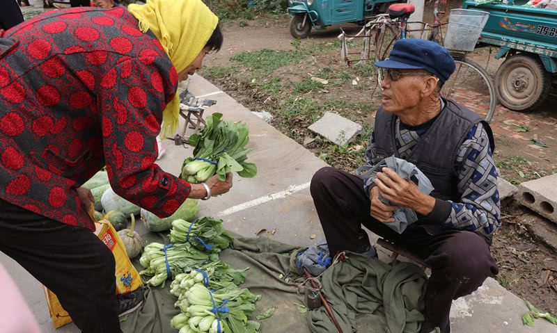 农村留守老人,小生意日收入几十元就很满足,最怕收到假币