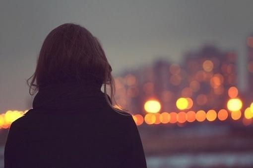 朋友圈感情语录:突然间想起某个人,一阵傻笑,然后,一阵失落