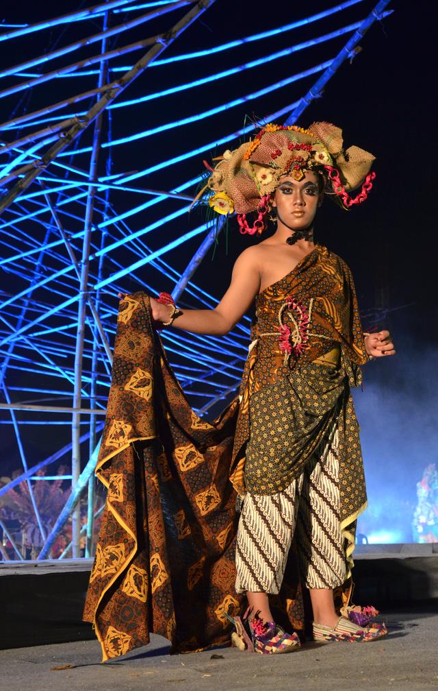 在印尼,这种服饰从出生,成年到去世都必不可少!