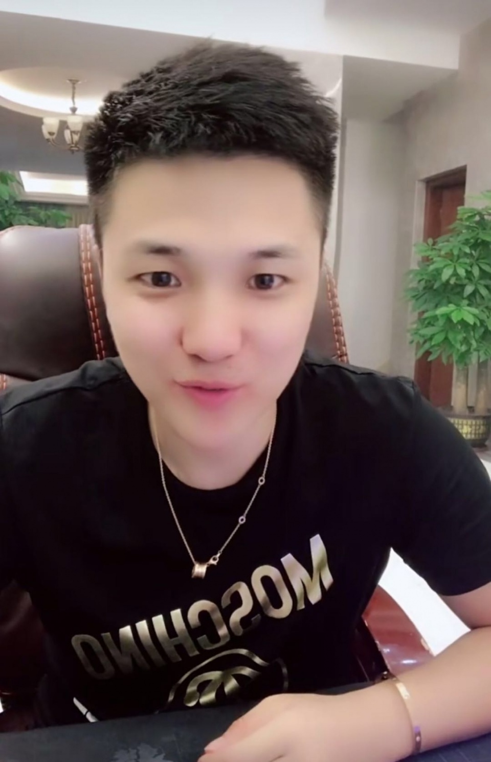 快手二驴的徒弟秘密前往上海整容?居然还是个老爷们?