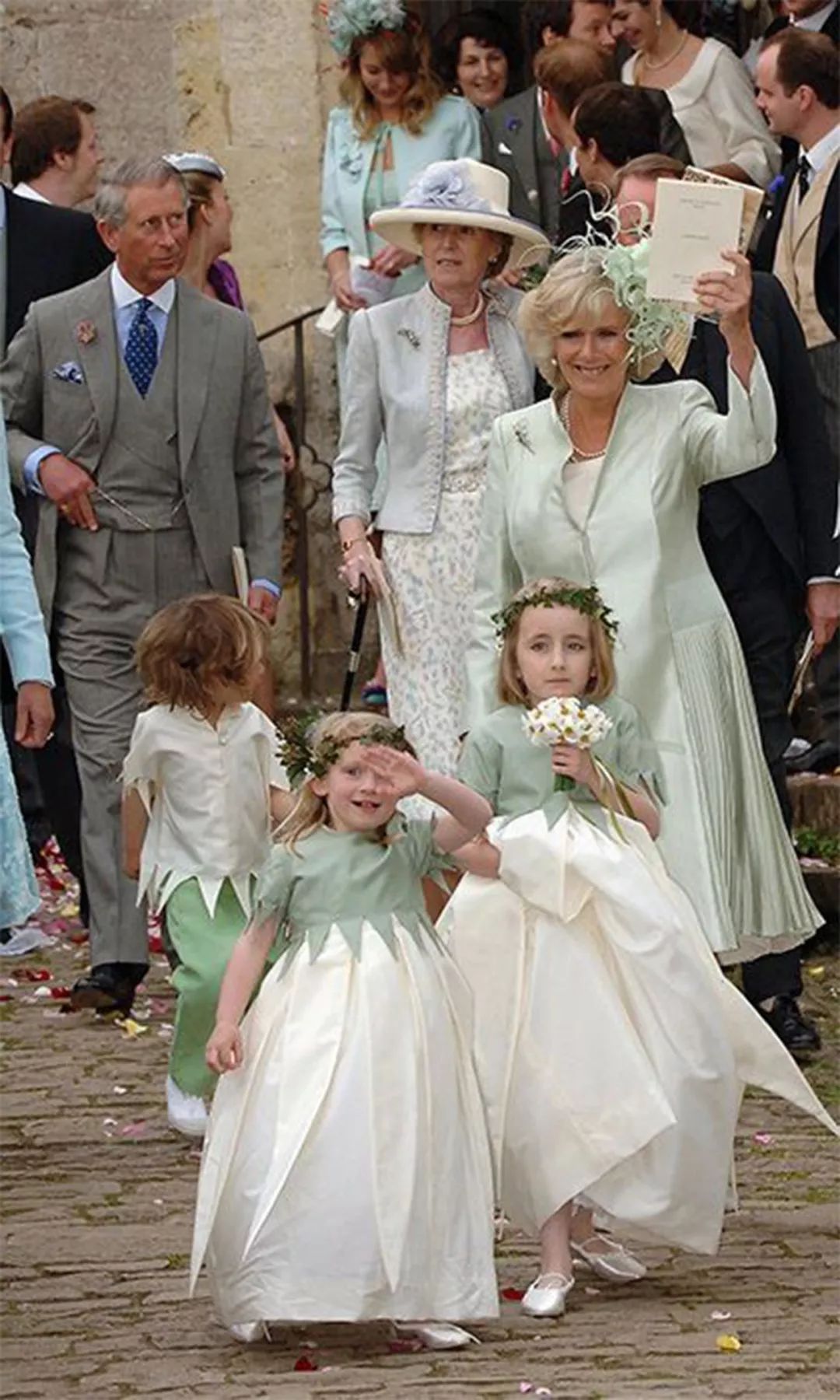13年前卡米拉女儿结婚,威廉和弟弟盛装出席,还和凯特吐舌头!