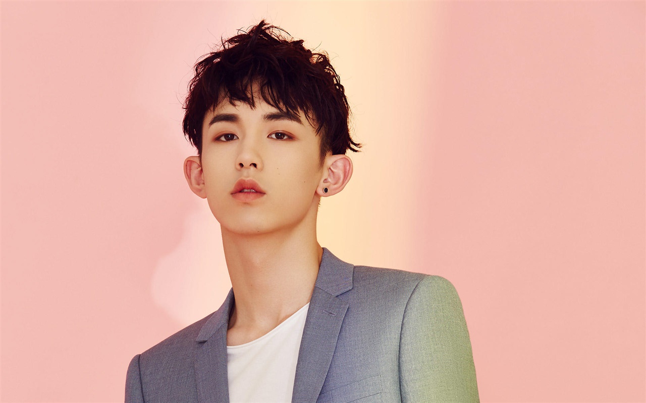 郭俊辰身着帅气西装散发少年感的大男孩实力圈粉