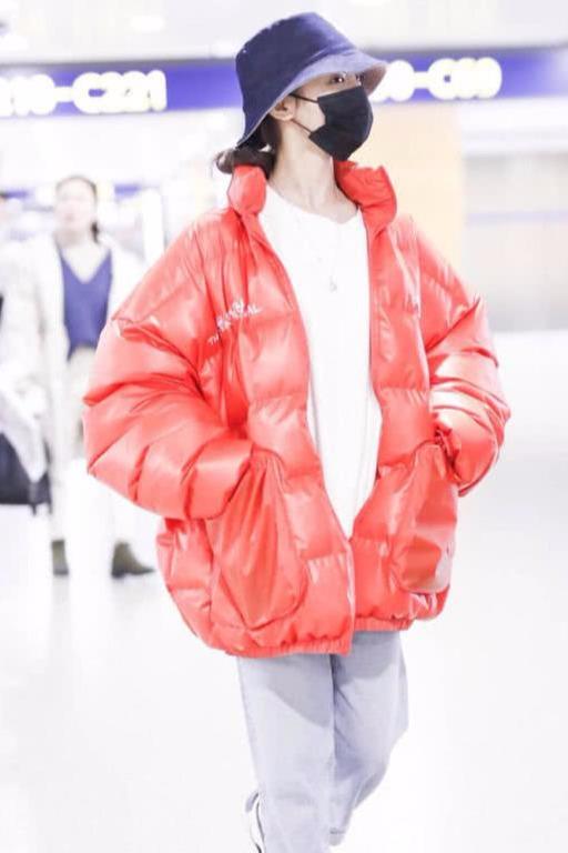 杨超越新年首现身,穿超大羽绒服加老爹鞋露脚踝,年味十足!