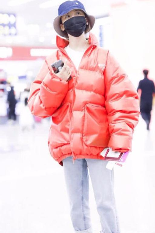 杨超越新年首现身,穿超大羽绒服加老爹鞋露脚踝,年味十足!