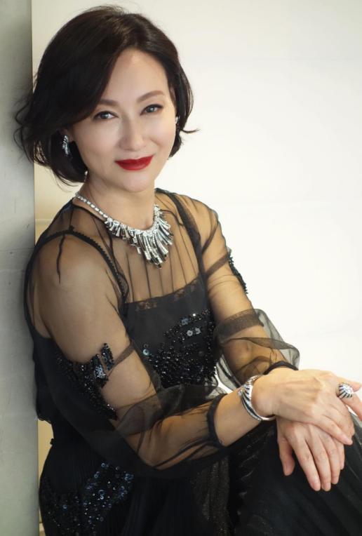 原来惠英红这么靓?她早年的写真集,每本标100美金都不愁卖