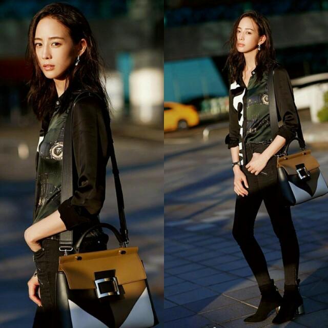 张钧甯机场终于开始秀腿了一条牛仔短裤腰精秒变腿精