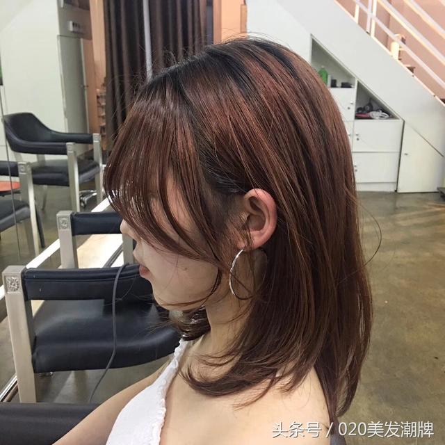 披肩短发搭配大八刘海发梢微卷