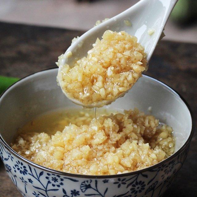 火锅店的蒜蓉酱格外香,自己在家做,只需多加一味它,香辣鲜美