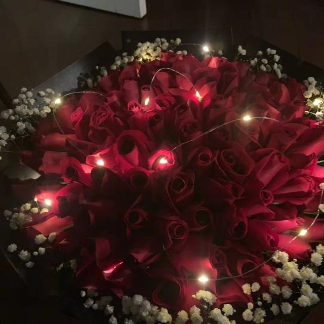 斗鱼周二珂意外收到神秘人送的玫瑰花,没想到竟要用来泡脚?