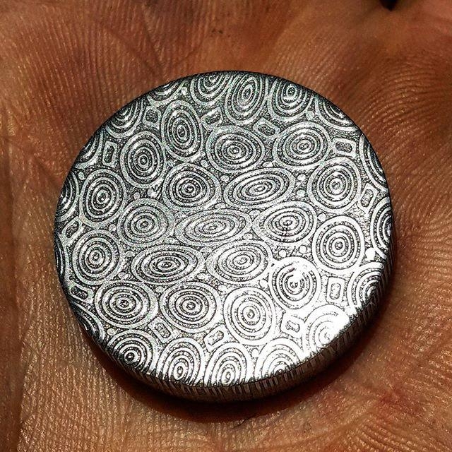 瑞粉刀的花纹为什么一磨就掉,难道我买了假的大马士革刀?