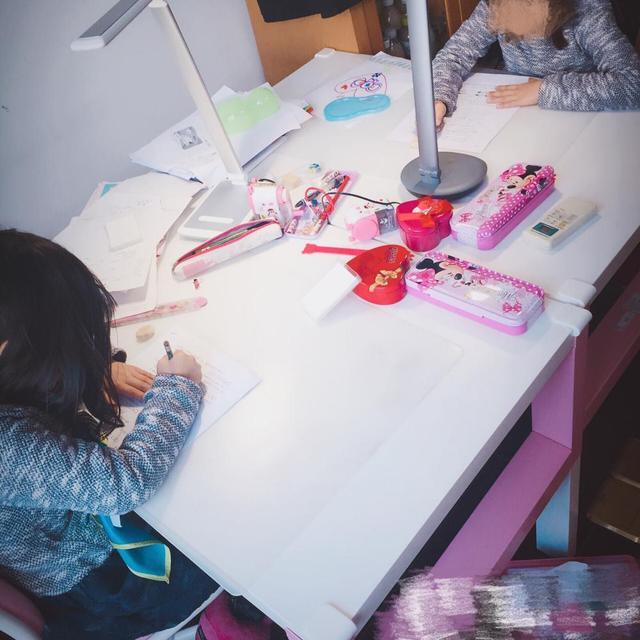 辅导双胞胎孩子写作业,家长的心情是崩溃的,原谅已笑喷