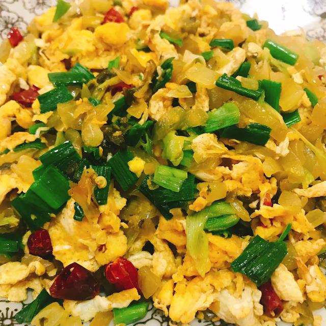 酸菜炒鸡蛋,好吃不贵还下饭,外面餐馆都没有的一道菜