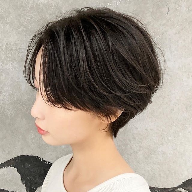 女生剪中分短发,时尚又小颜