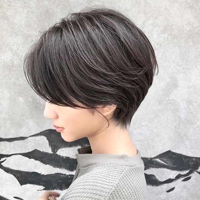 女生剪中分短发,时尚又小颜