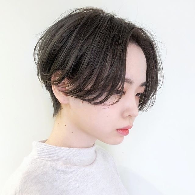 女生剪中分短发,时尚又小颜