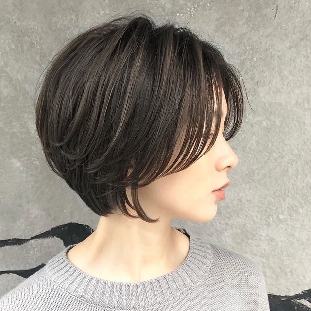 女生剪中分短发,时尚又小颜