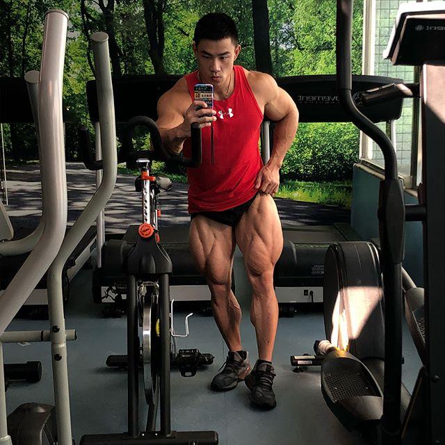 100公斤深蹲50次,凭借强悍大腿肌肉,陈康被评