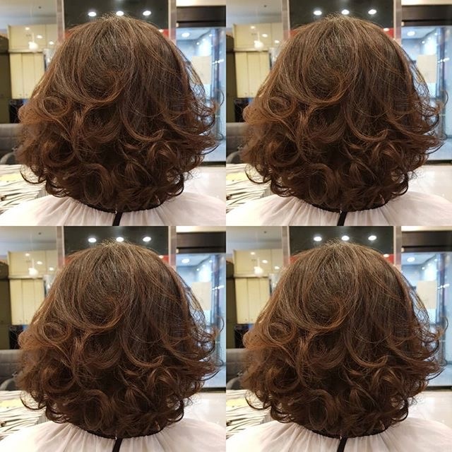 中年女性烫这样的短发高贵有气质