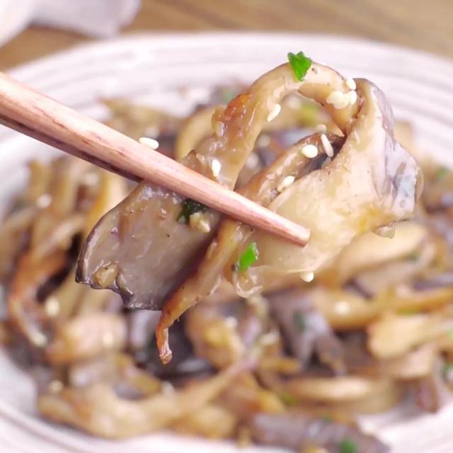 干煸椒盐平菇,看着平淡无奇,却是家的味道