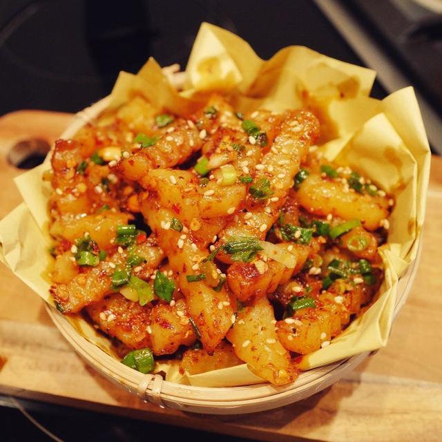 椒麻土豆片土豆 2个,鲜花椒若干,干辣椒适量大蒜适量,生姜适量,小葱