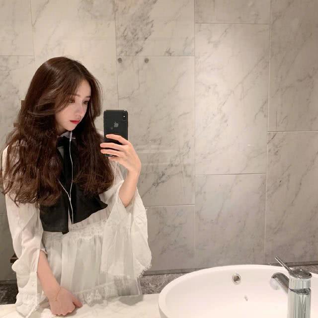 斗鱼鸽王周二珂晒大长腿美照,颜值气质俱佳,水友:猴大十八变!