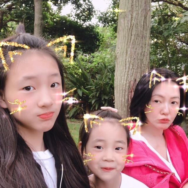 小s三个千金越长越美!幸福晒全家福,12岁大女儿身高超越妈妈