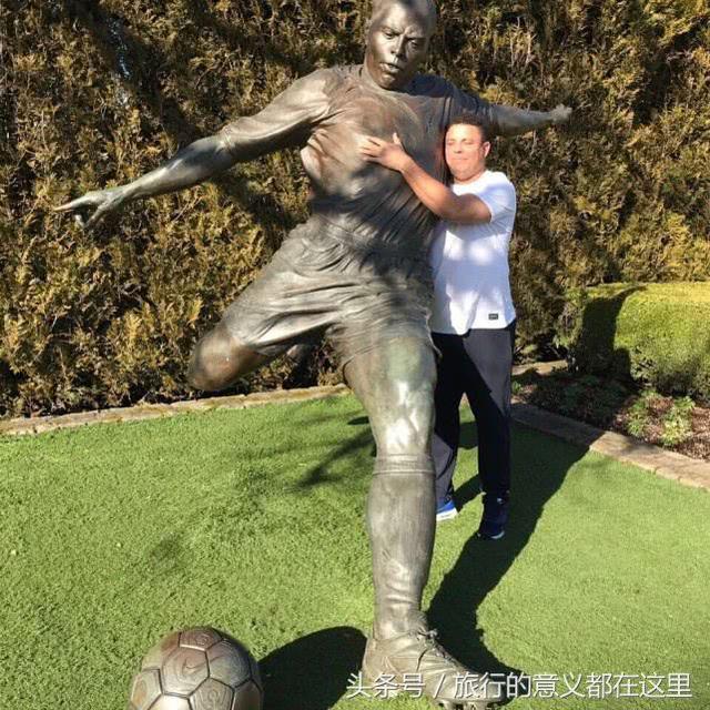 和雕像合照的正确姿势:找到合适的雕像,人人都是戏精!