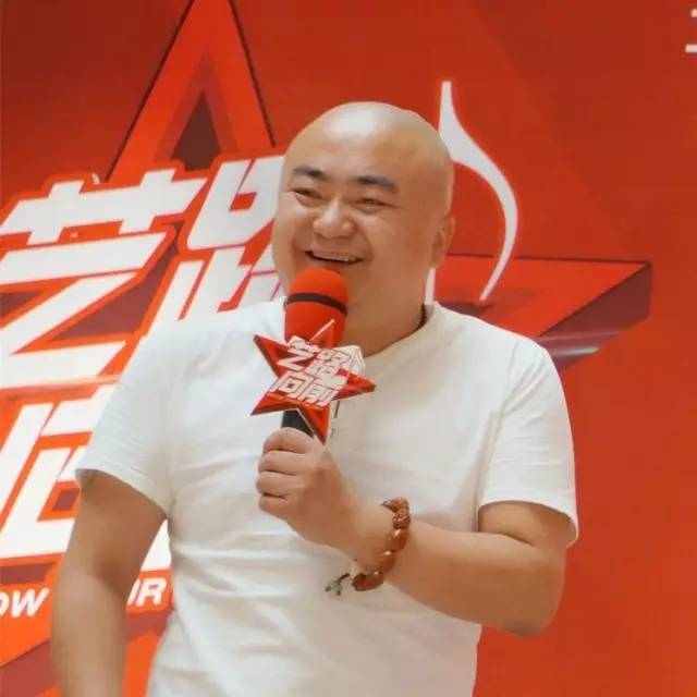 重庆本土明星"莽哥"遇车祸去世,开摩托车被掉头捷豹撞到