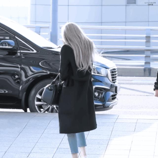 韩国女团成员lisa走机场,大衣内搭格纹西装,新发色却更好看!