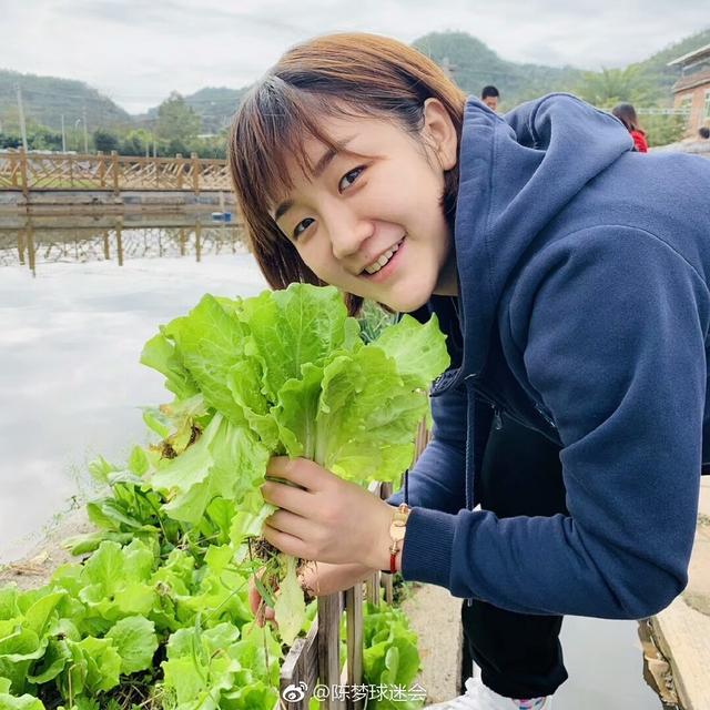 有网友晒出陈梦跟随深圳大学乒乓球俱乐部前往广东梅县参加活动的照片