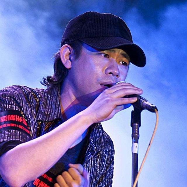 长相酷似刀郎,却因模仿黄家驹爆红,今46岁一首歌感动粉丝