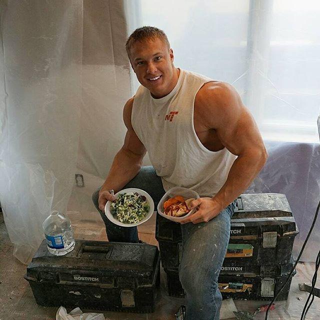 说他是贴瓷砖工人中身材最好肌肉最强壮应该没人会反对