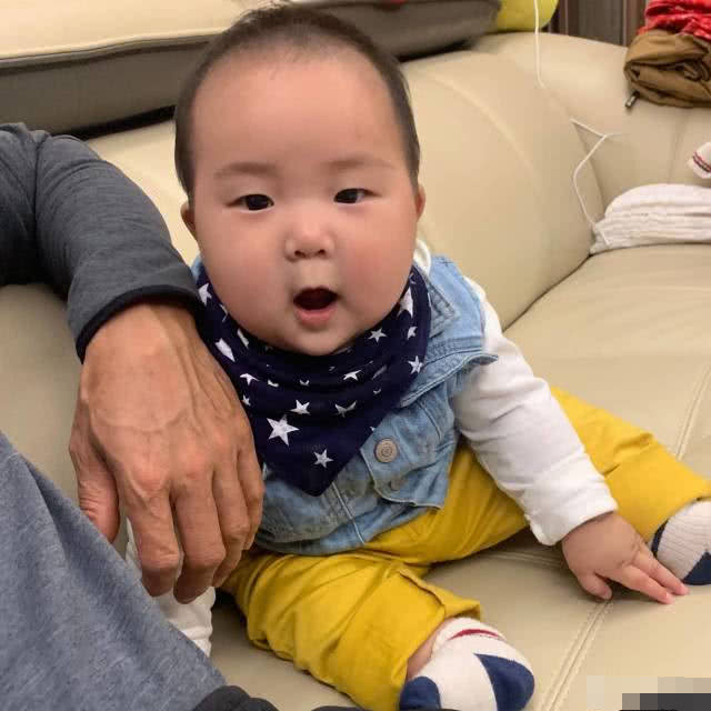 林艳芳晒苏炳添父子合照曝光儿子正面照小宝宝胖乎乎好可爱