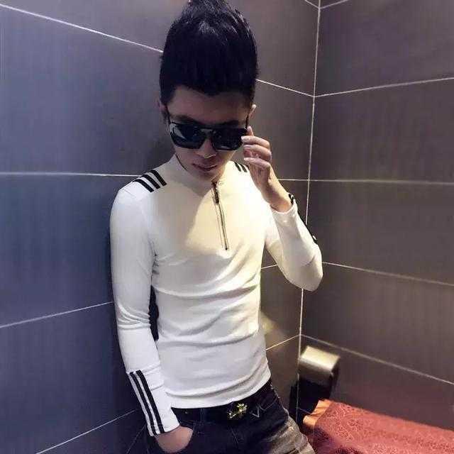 选择合身的上衣身材偏瘦的男生选上衣,最好还是避免穿紧身的衣服;因为