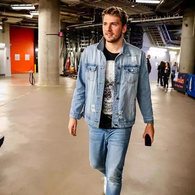 东契奇赛前穿印有威尔史密斯漫画头像的牛仔衣入场