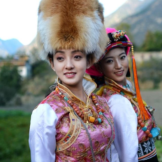 西夏皇族的后裔丹巴中路藏寨的春天奇山秀水育美人