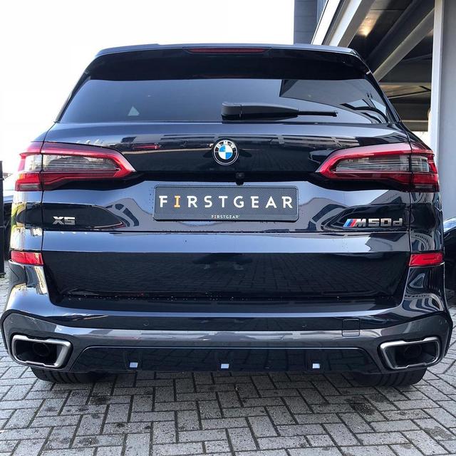 实拍全新宝马x5m50d颜值太正点了四涡轮随时叫你做人