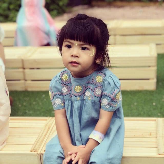 贾静雯晒波妞搞怪照,调侃她与咘咘是金毛狮王vs赵敏,画风迥异