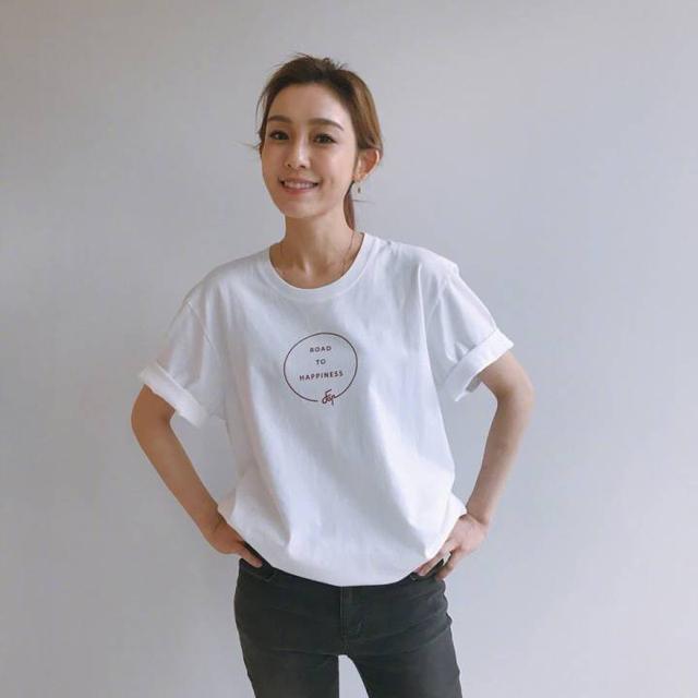 范玮琪现身机场, 鞋子那么怪还是发型厉害