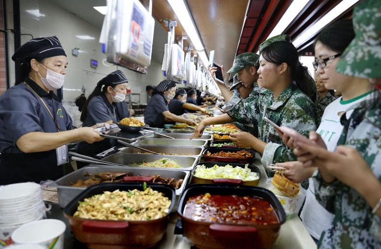 高校"食堂大妈"懂高数,学生吐槽餐厅用具,被她一眼秒懂