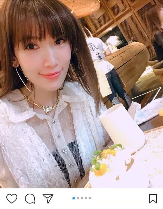 林志颖老婆超短裙现身秀大长腿,新发型水嫩减龄艳压群芳