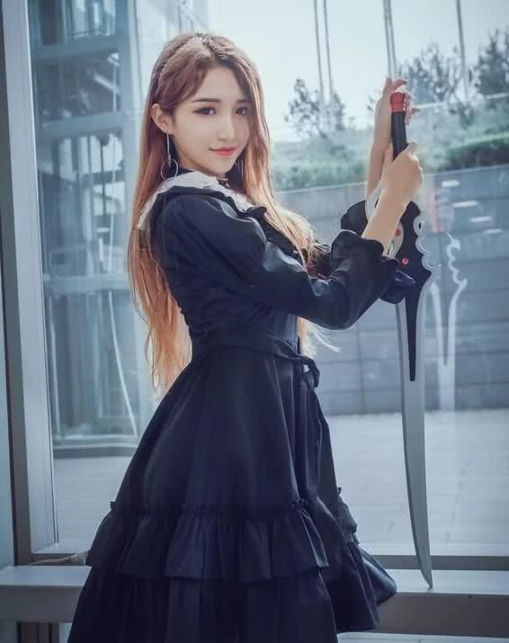 谁说艾比不会玩cos?lo娘裙穿出御姐范,配上黑
