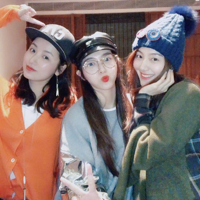 唐嫣晒闺蜜照 三人均素颜 像少女般美丽 网友称王冠好看