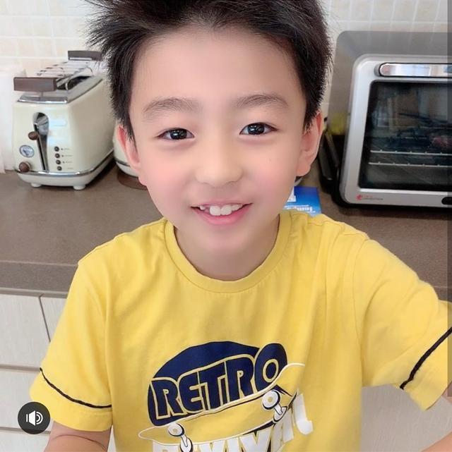 嗯哼被围观不怯场褪去婴儿肥愈发帅气,张柏芝晒儿子臭美日常太逗